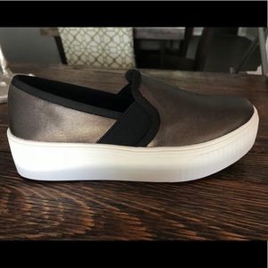 Demi Lovato Slip on Size 6 (new) Black:Gold